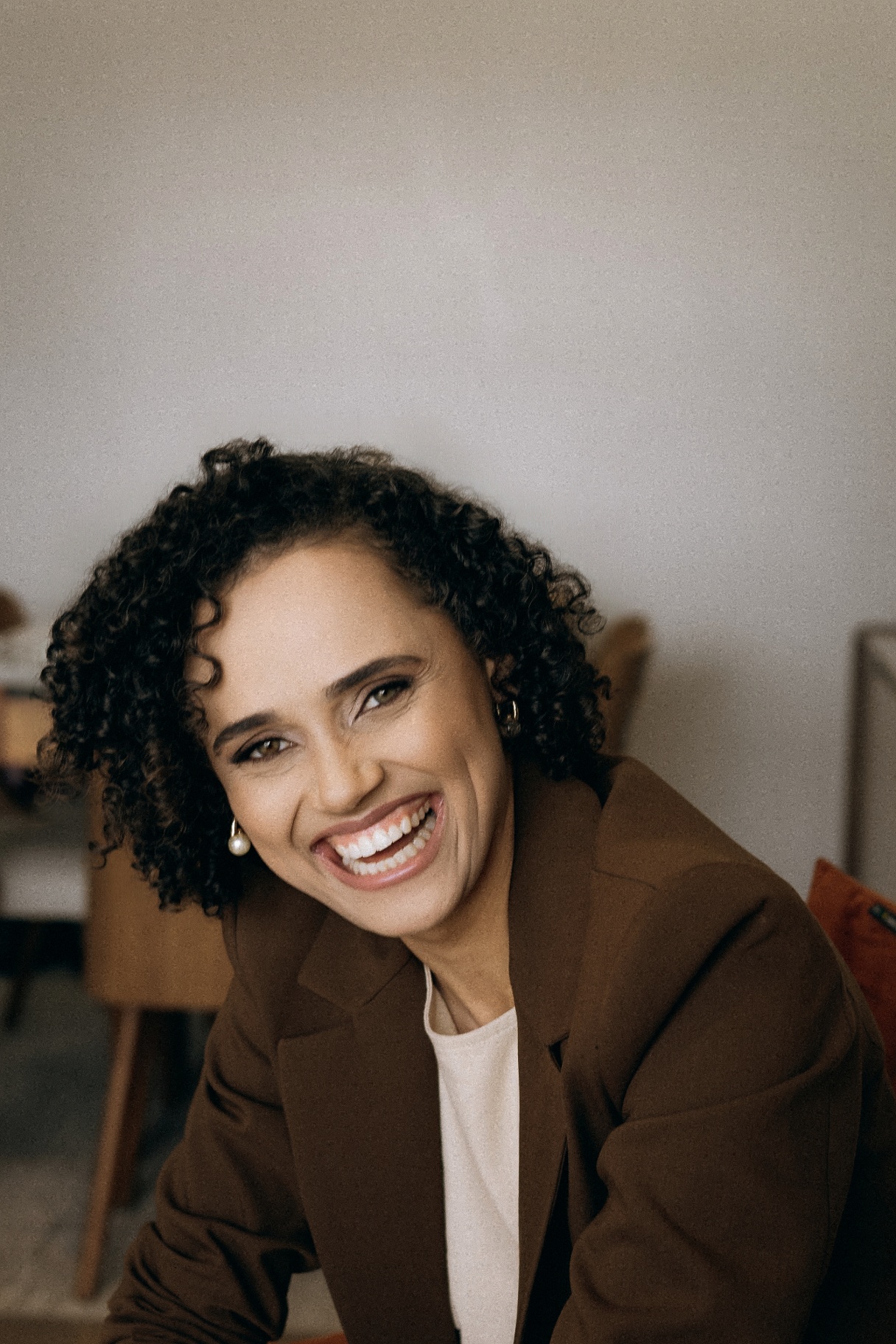 Naiara Souza sorrindo