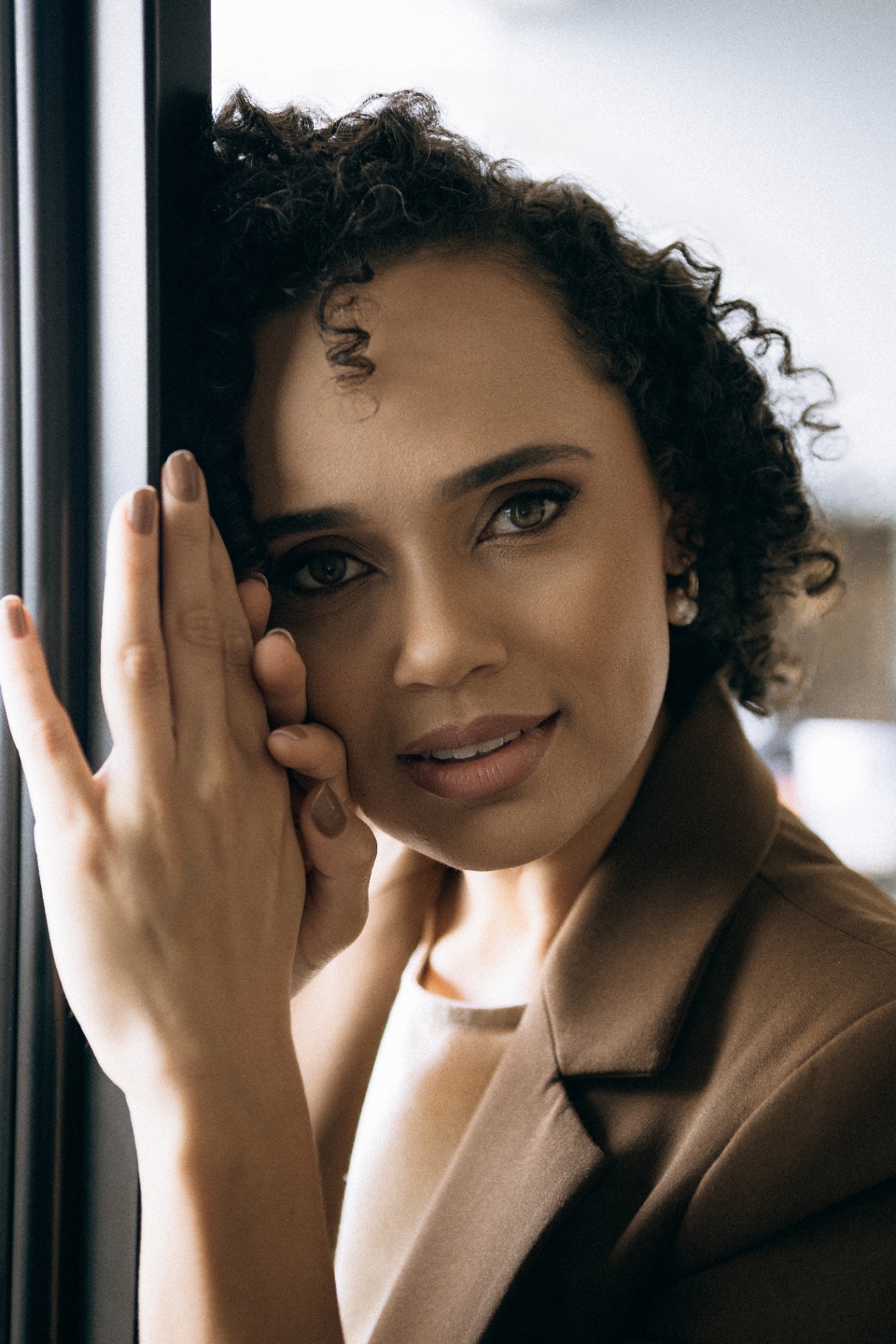 Naiara Souza olhando pela janela